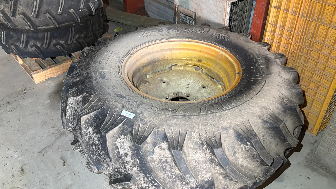 (1) Titan Pivot Tire - 18.4-26
