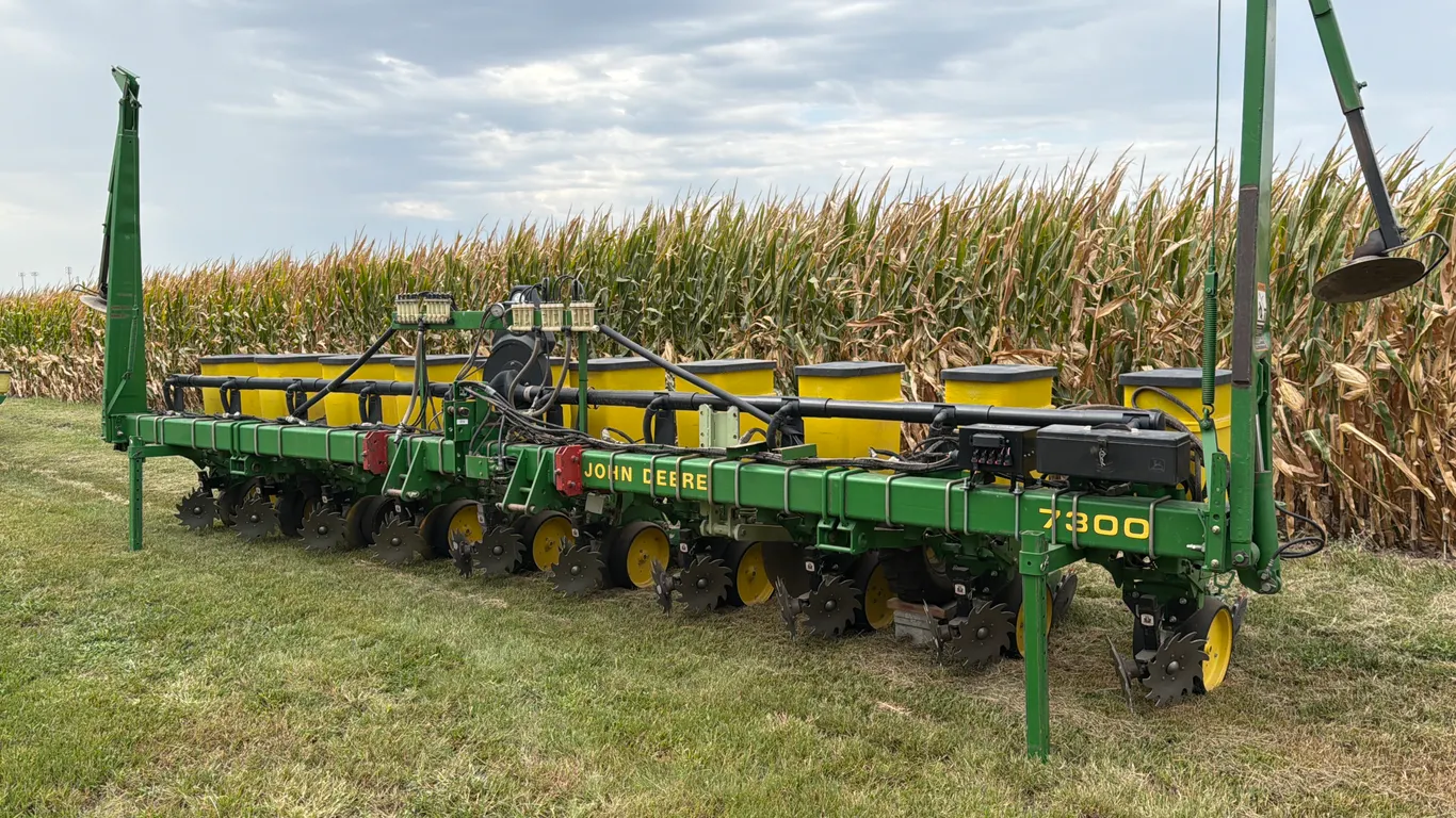 John Deere 7300 Planter - 10R30