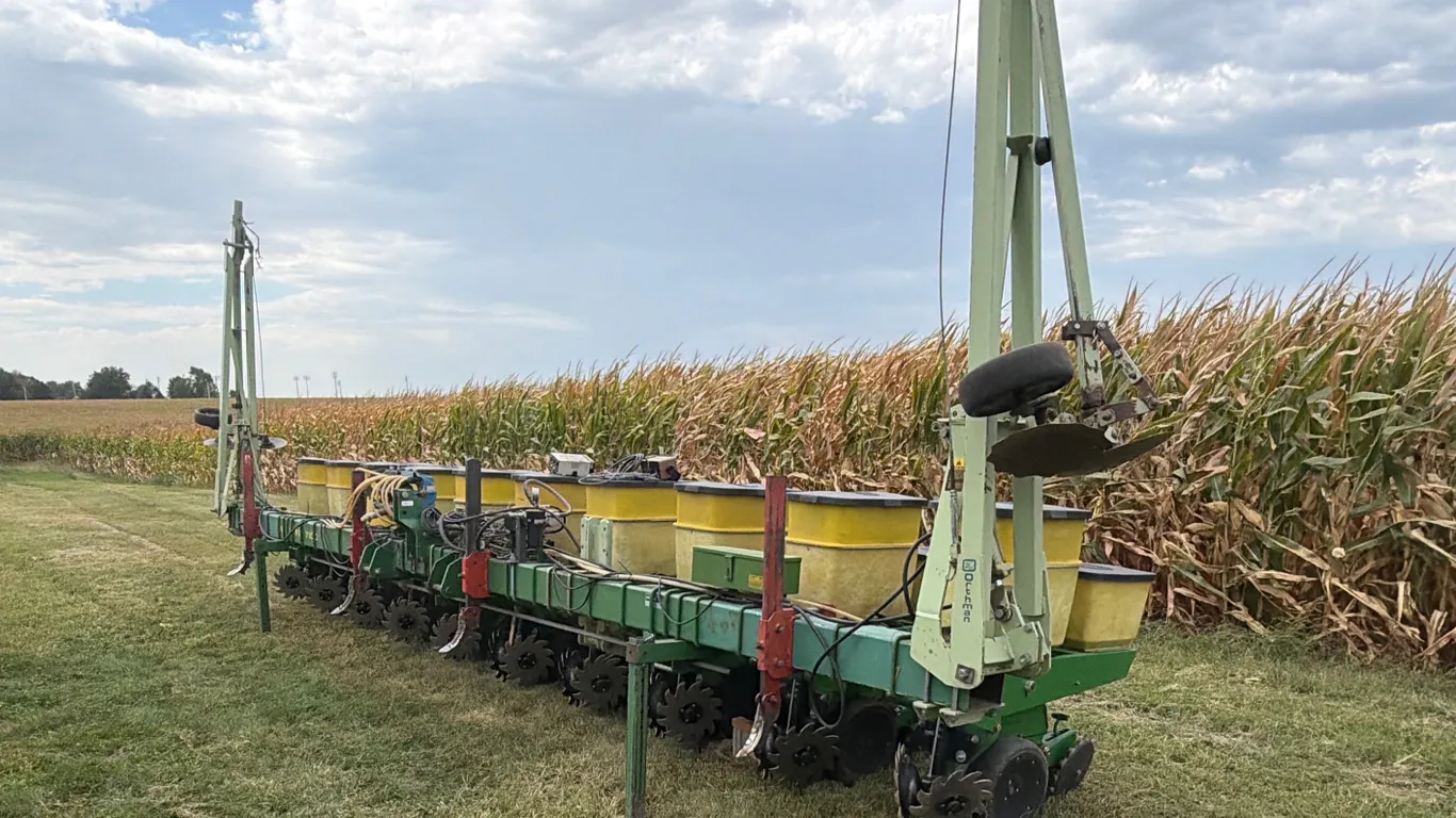 John Deere 7100 Planter - 10R30