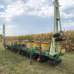 John Deere   7100  Planter - 10R30