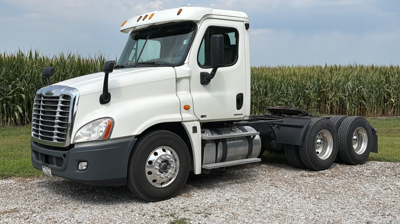 2012 Freightliner Cascadia Semi Truck