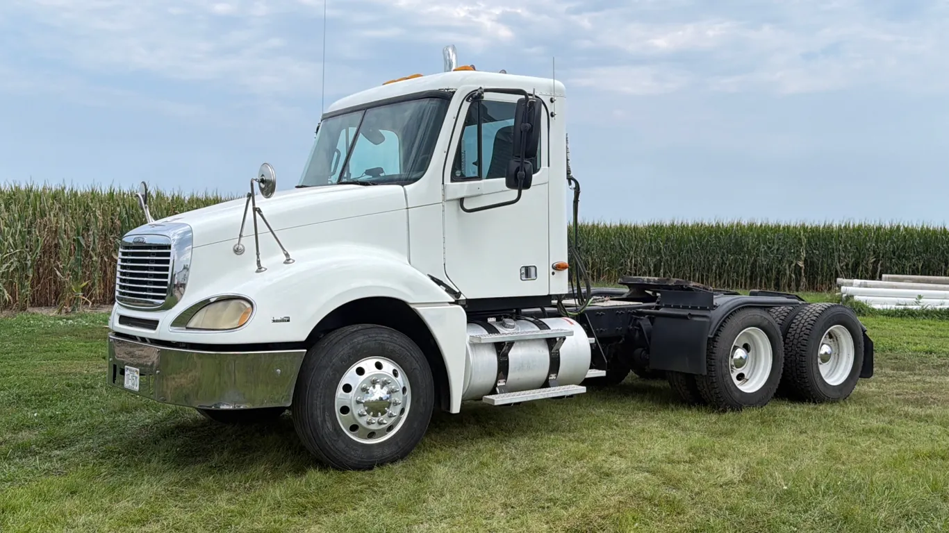 2004 Freightliner Columbia Semi Truck