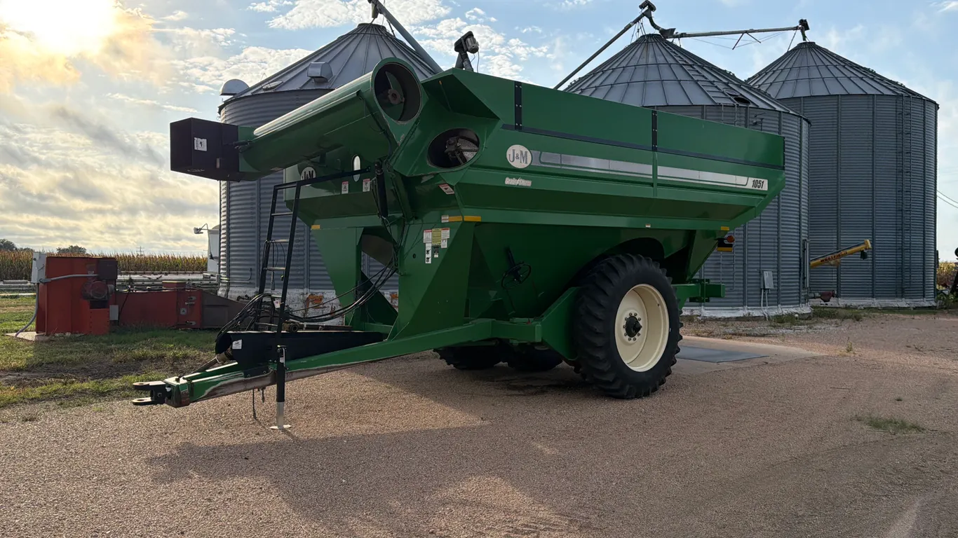 J&M 1051-22 Grain Storm Grain Cart