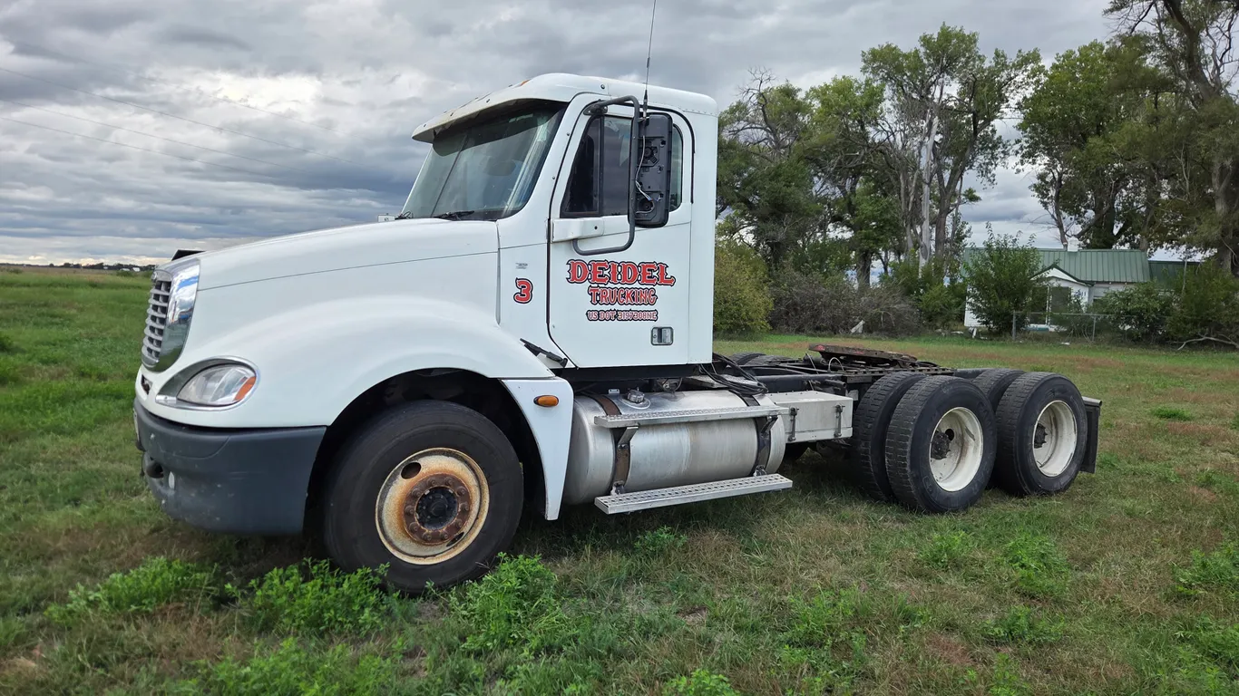 2005 Freightliner Columbia Semi Truck