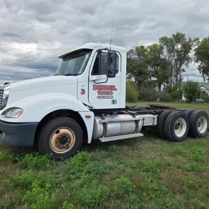 2005  Freightliner   Columbia  Semi Truck
