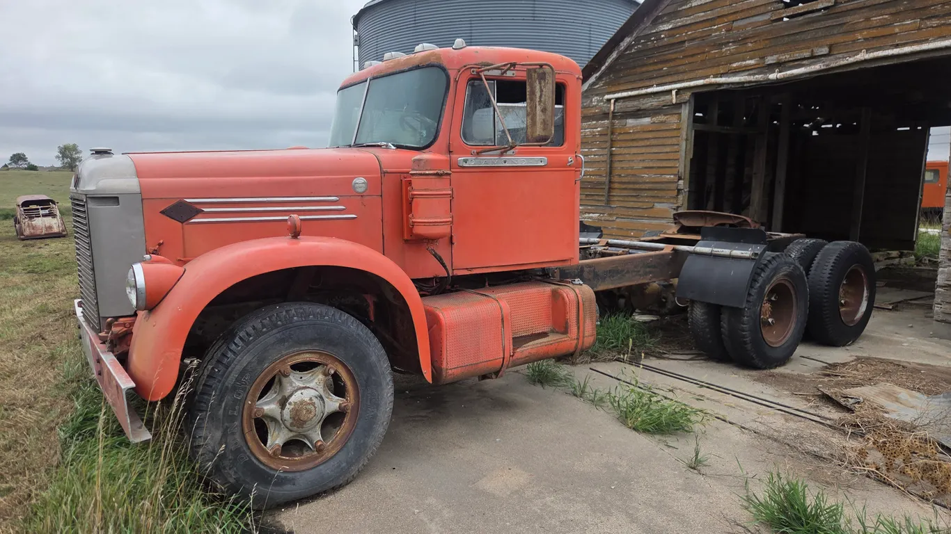 1960 Diamond T 922DF Semi Truck
