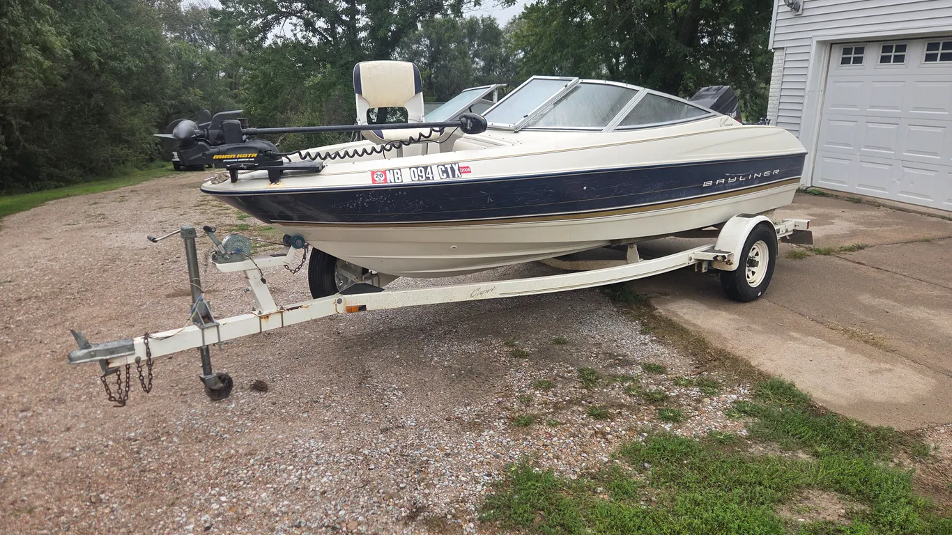 1996 Bayliner Capri 1704 SF Boat - 17FT
