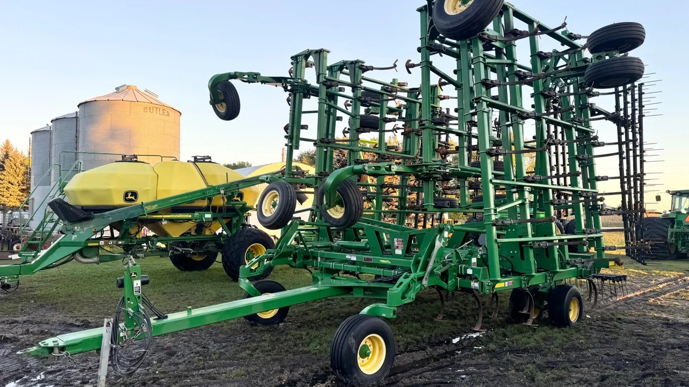 John Deere 2210 65' field cultivator