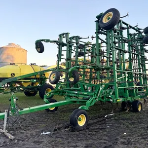 John Deere 2210 65' field cultivator