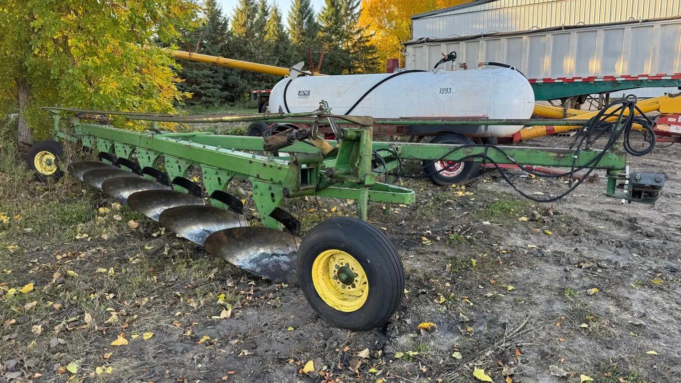 John Deere F2350 7btm semi-mount plow