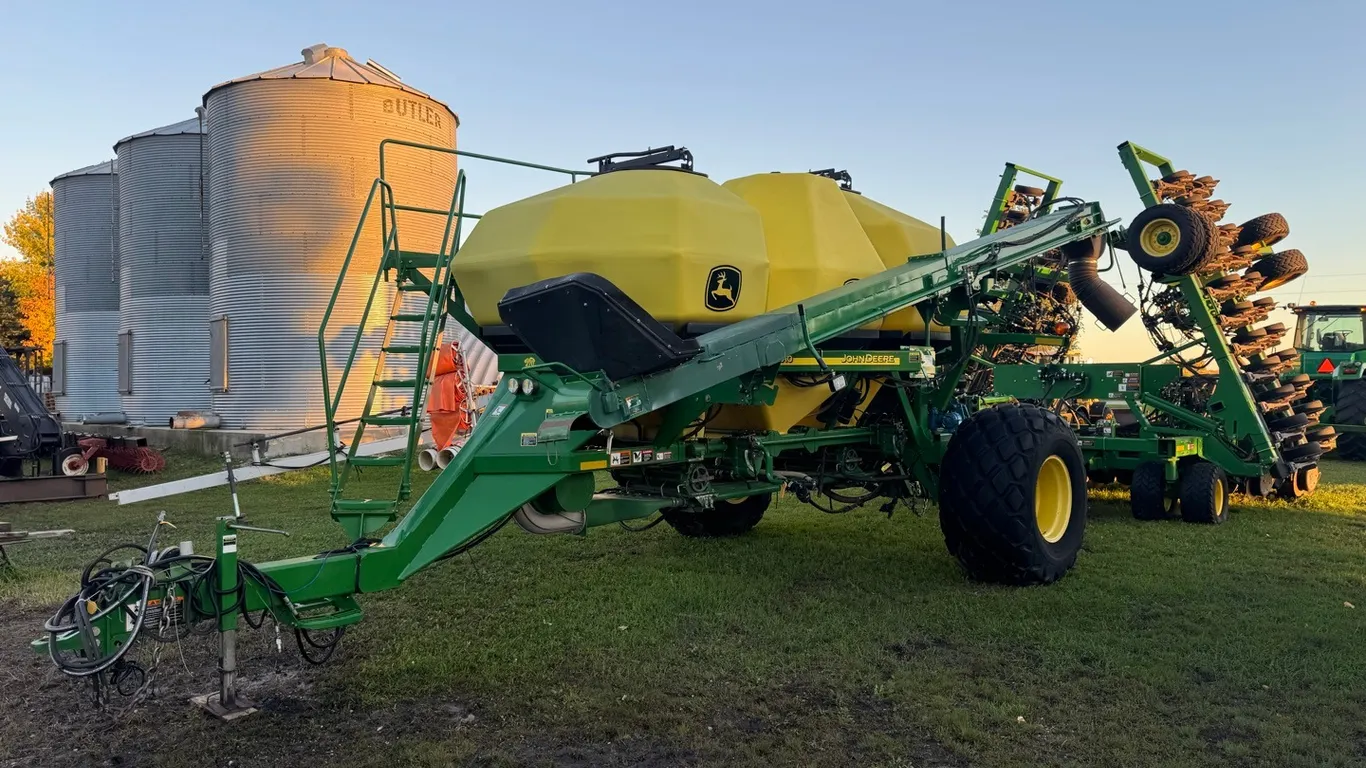 John Deere 1890/1910 42' single disk air drill