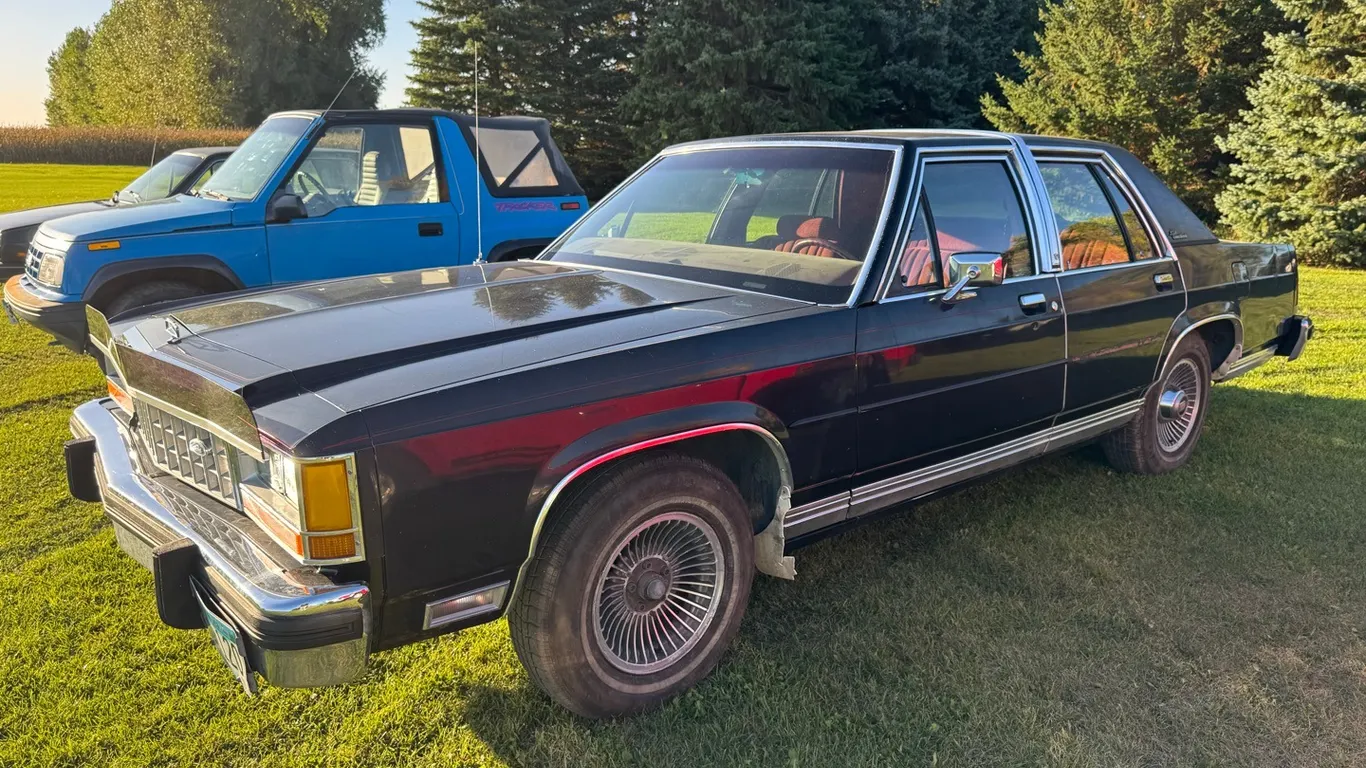 1986 Ford LTD Crown Victoria Sedan