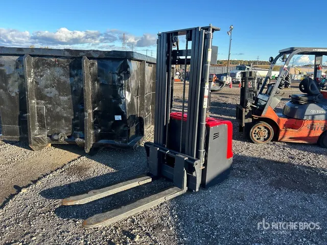 2000 kg Electric Stacker