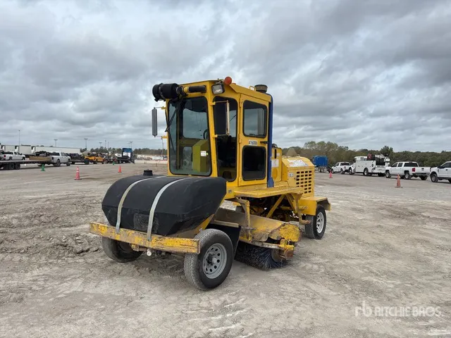 2010 Superior Broom DT80J Self-Propelled Broom