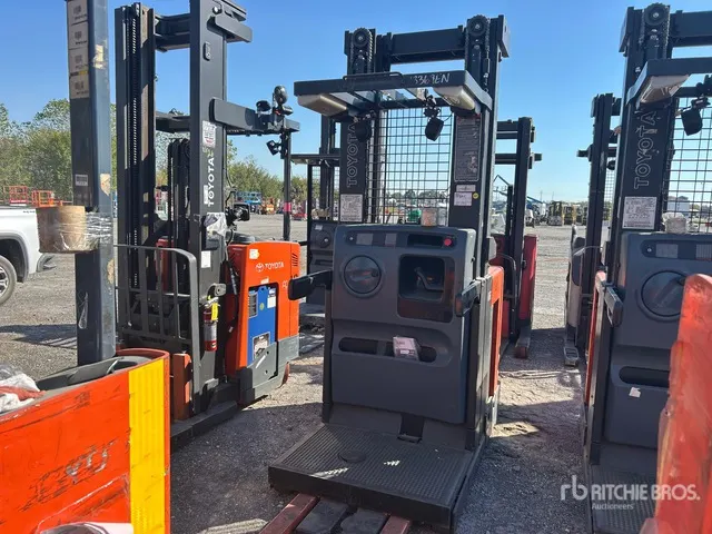 Toyota 7BPUE15 3000 lb Order Picker