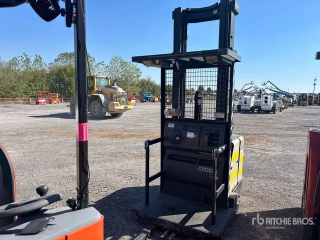 Crown SP3520-30 3000 lb Order Picker