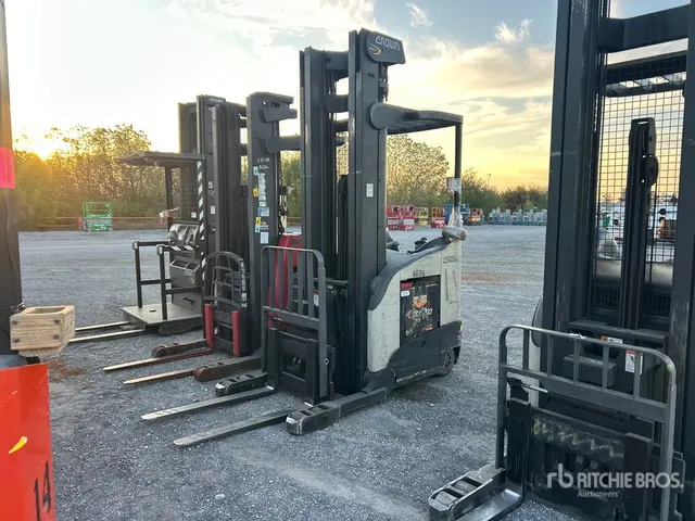 Crown RD 5725-30 3000 lb Reach Truck
