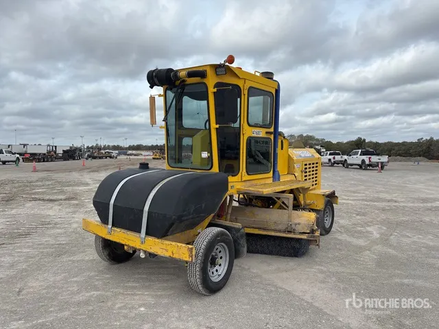 2010 Superior Broom DT80J Self-Propelled Broom