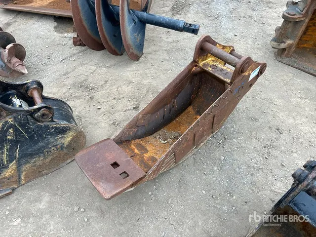 13 in Cleanup Excavator Bucket