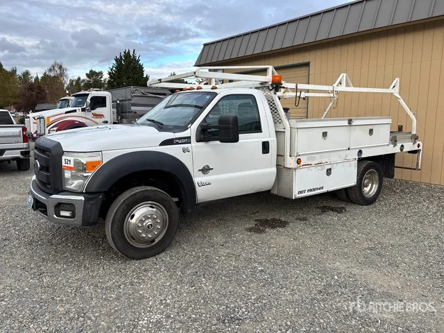 2013 Ford F-450 4x2 Flatbed Truck