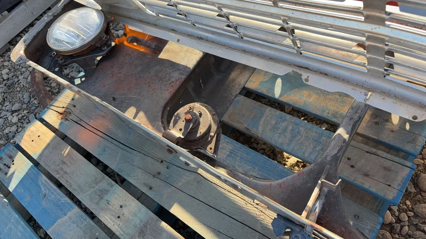 Front Core Support W/Grill & Park Light Bezel