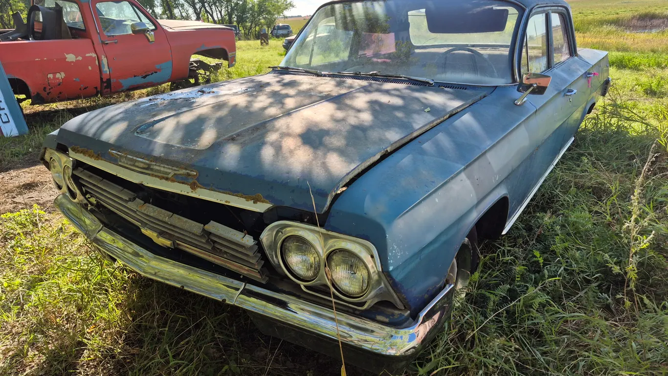 1962 CHEVROLET BISCAYNE 4DR