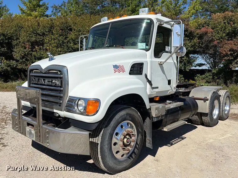 2007 Mack CV713 semi truck