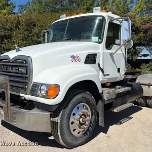 2007 Mack CV713 semi truck