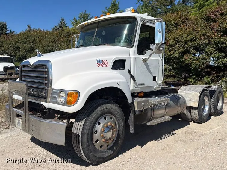 2005 Mack CV713 semi truck