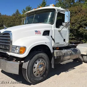 2005 Mack CV713 semi truck