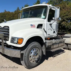 2005 Mack CV713 semi truck