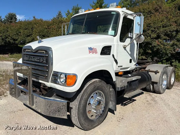 2007 Mack CV713 semi truck