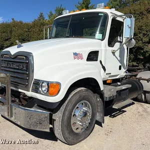 2007 Mack CV713 semi truck