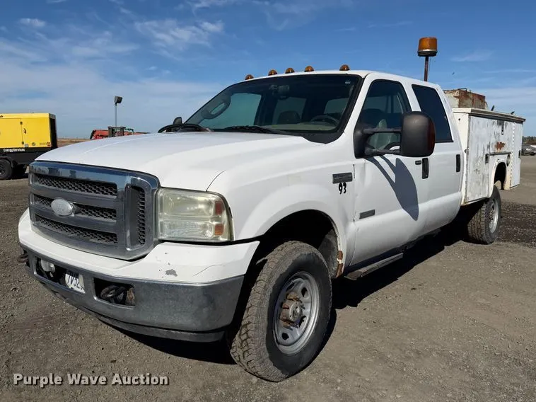 2005 Ford F350 Super Duty Crew Cab utility bed pickup truck