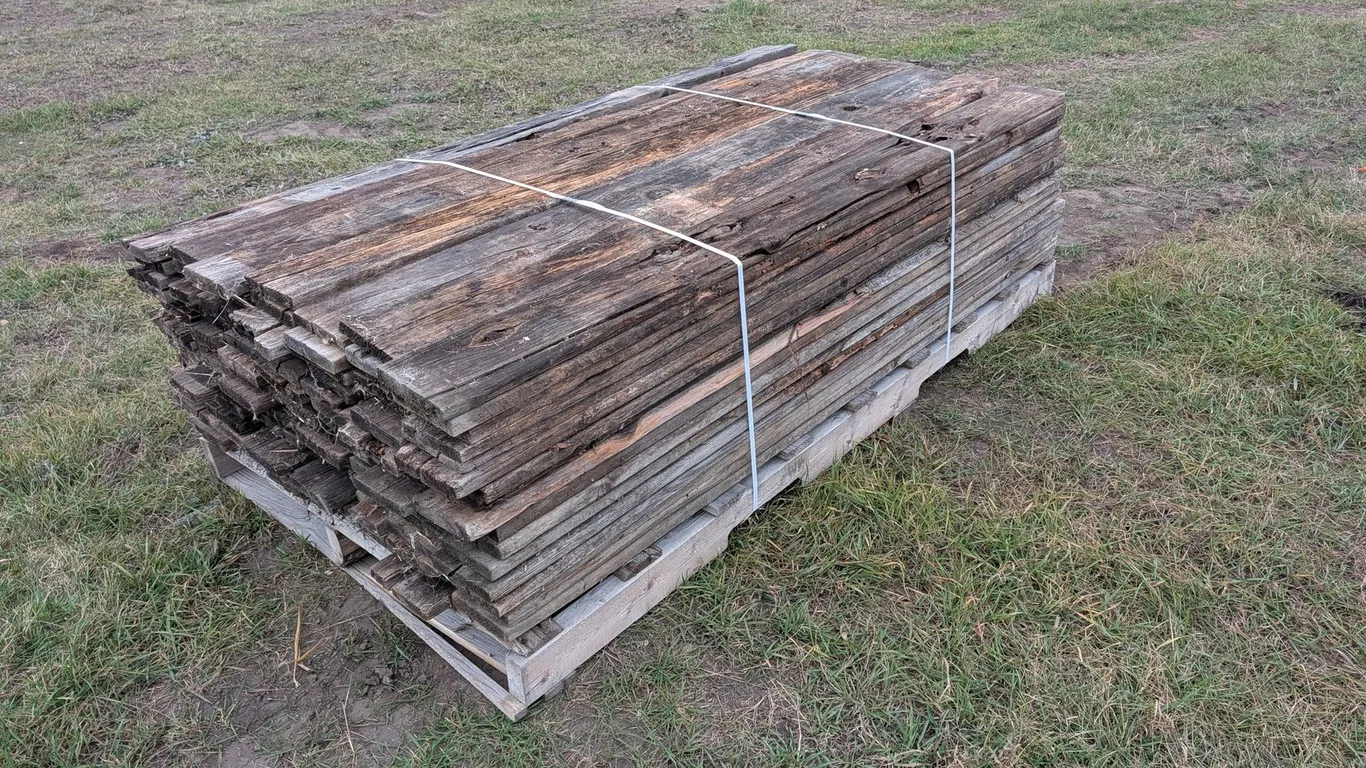 Approx (119) 1" x 5" x 6' Cedar Barnwood