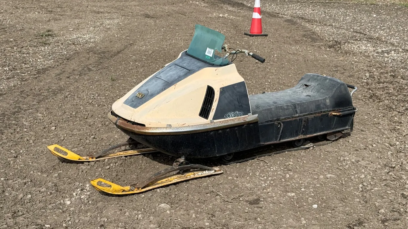 Ski Doo 399 Snowmobile (Non-Running)