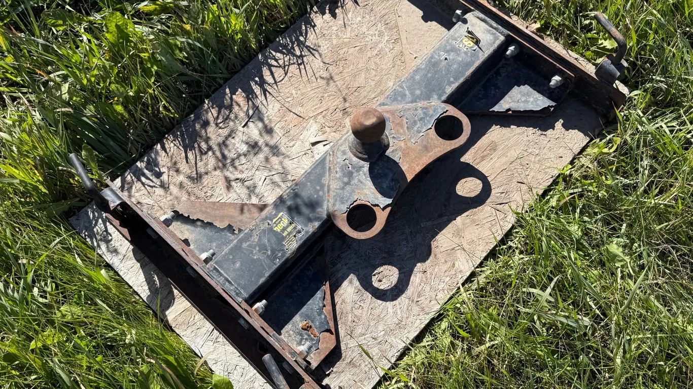 Truck Box Gooseneck Hitch Attachment