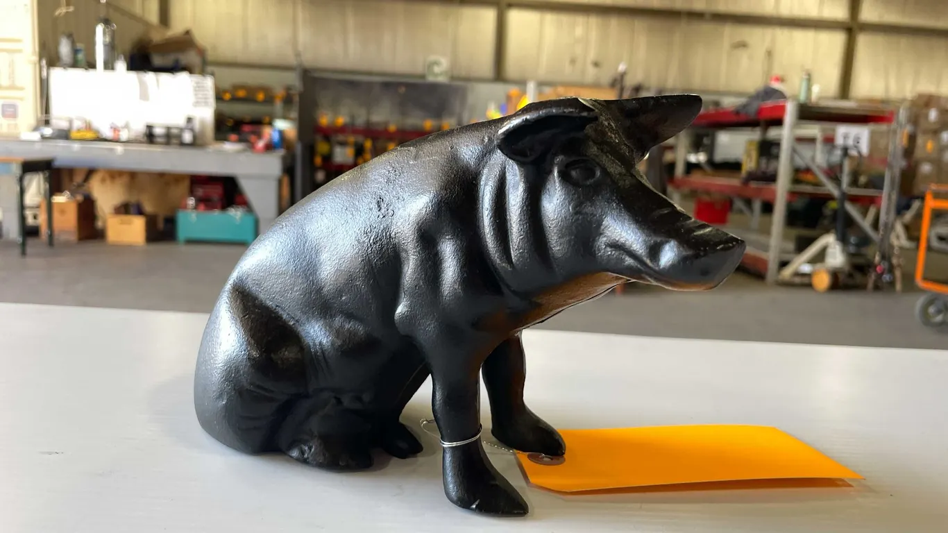 Vintage Cast Iron Pig Piggy Bank (T5)