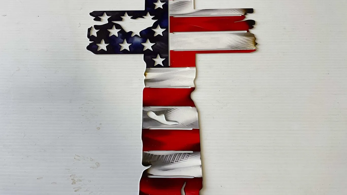 Laser Cut Cross in American Flag Metal Sign (T5)