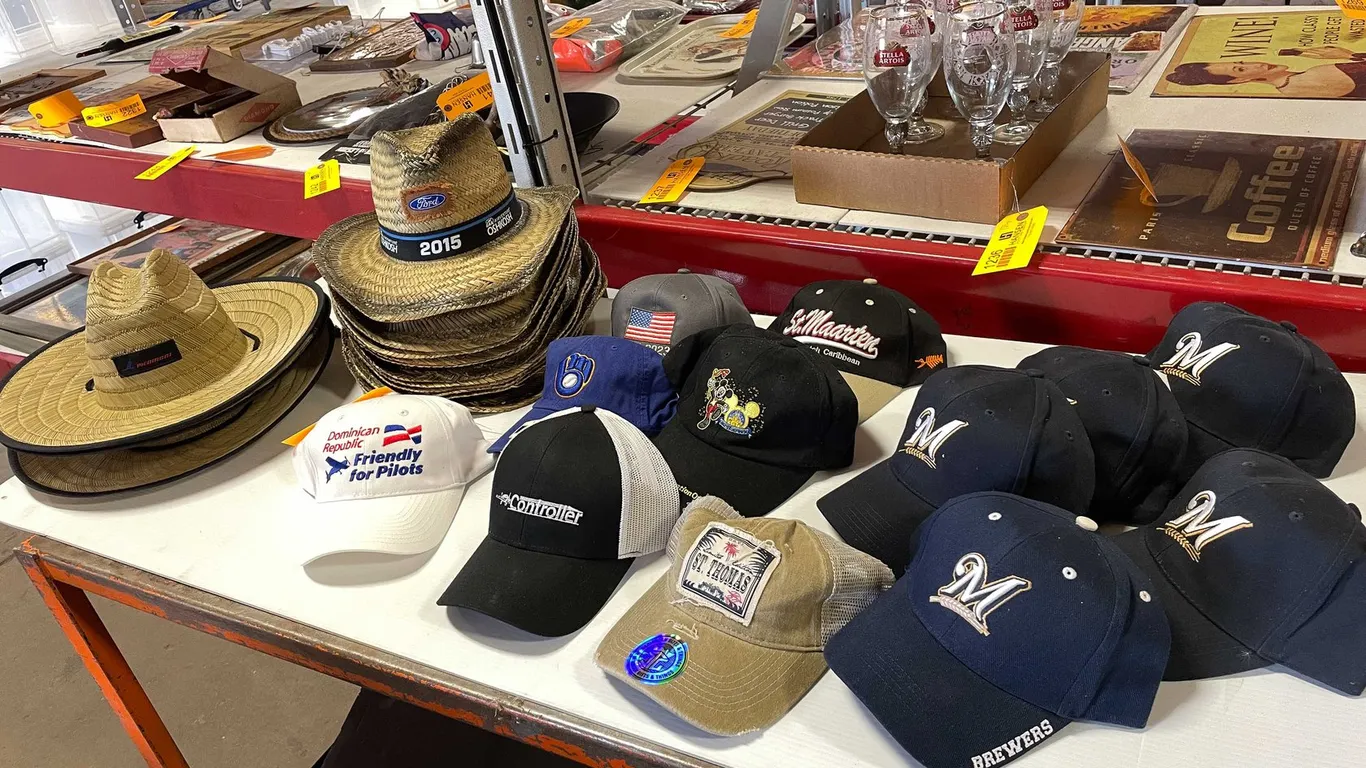 Straw Cowboy Hats and Baseball Hats (T4)