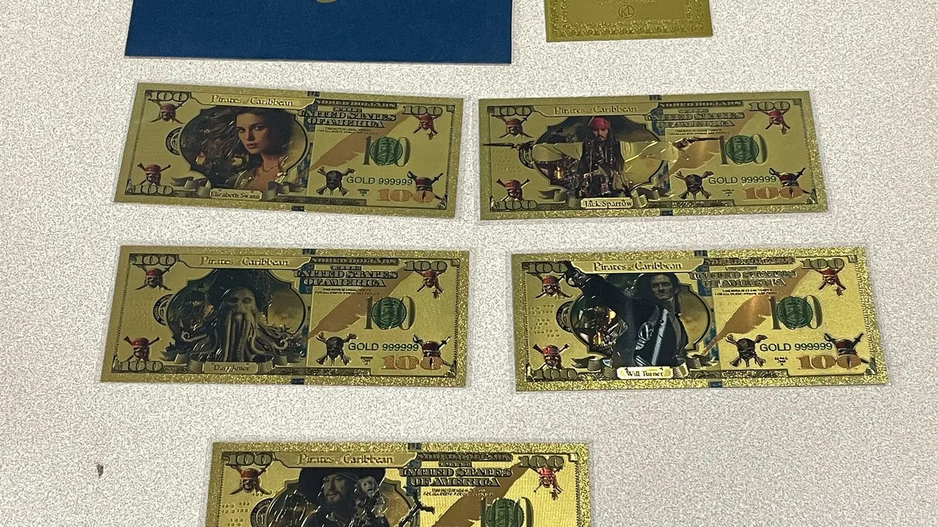 Pirates of The Caribbean Gold Foil Banknote Set