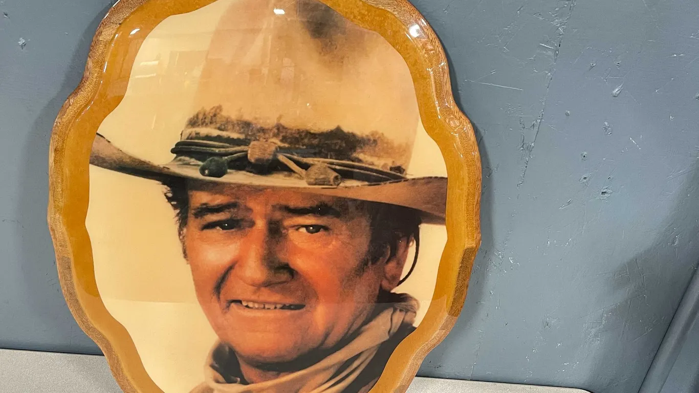 Vintage Wooden John Wayne Picture (T4)