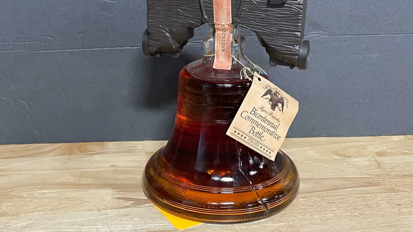 Vintage Lejon Brandy Liberty Bell Bicentennial Commemorative Bottle (T5)