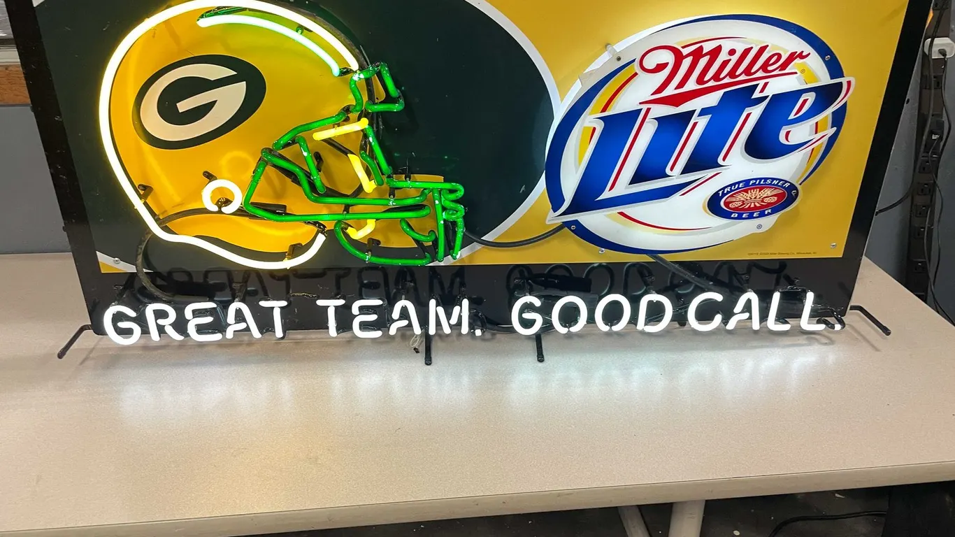 Vintage Miller Lite Green Bay Packers LED Neon-Style Bar Light (T3)