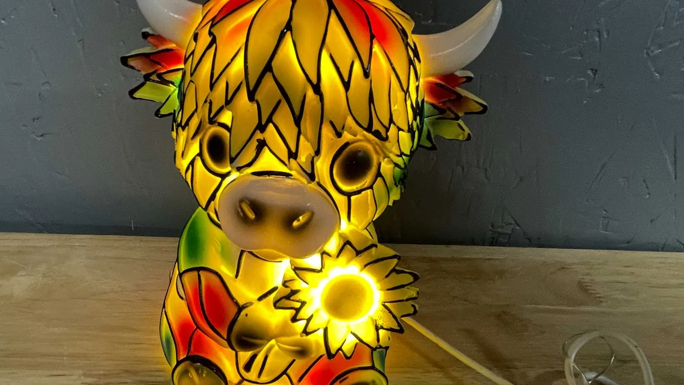 Stained Glass Style Highland Cow Light (T3)