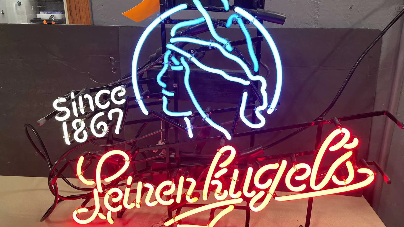 LEINENKUGEL'S NEON SIGN (T1)