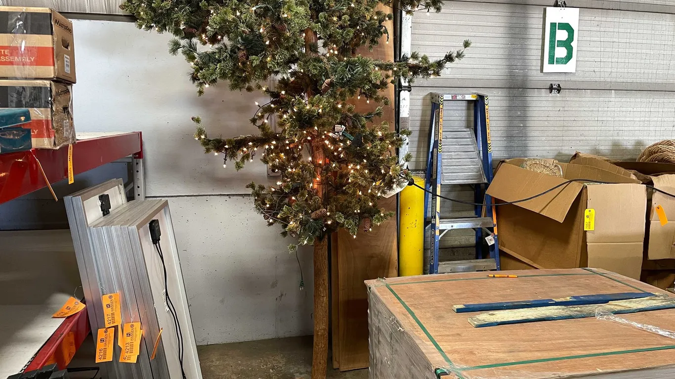 Lighted Upside Down Christmas Tree (B)