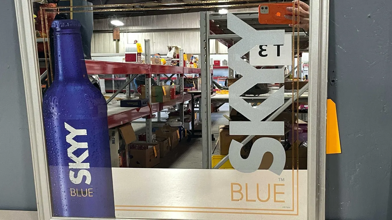 Vintage Skyy Blue Advertising Bar Mirror (T4)