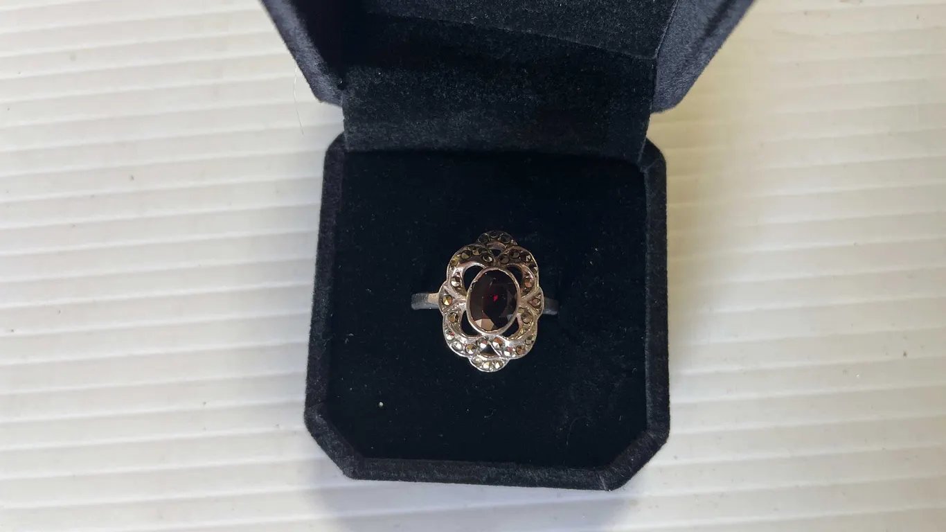 Vintage Sterling Silver Ring with Oval Cut Red Garnet and Marcasite Accents (FR1)