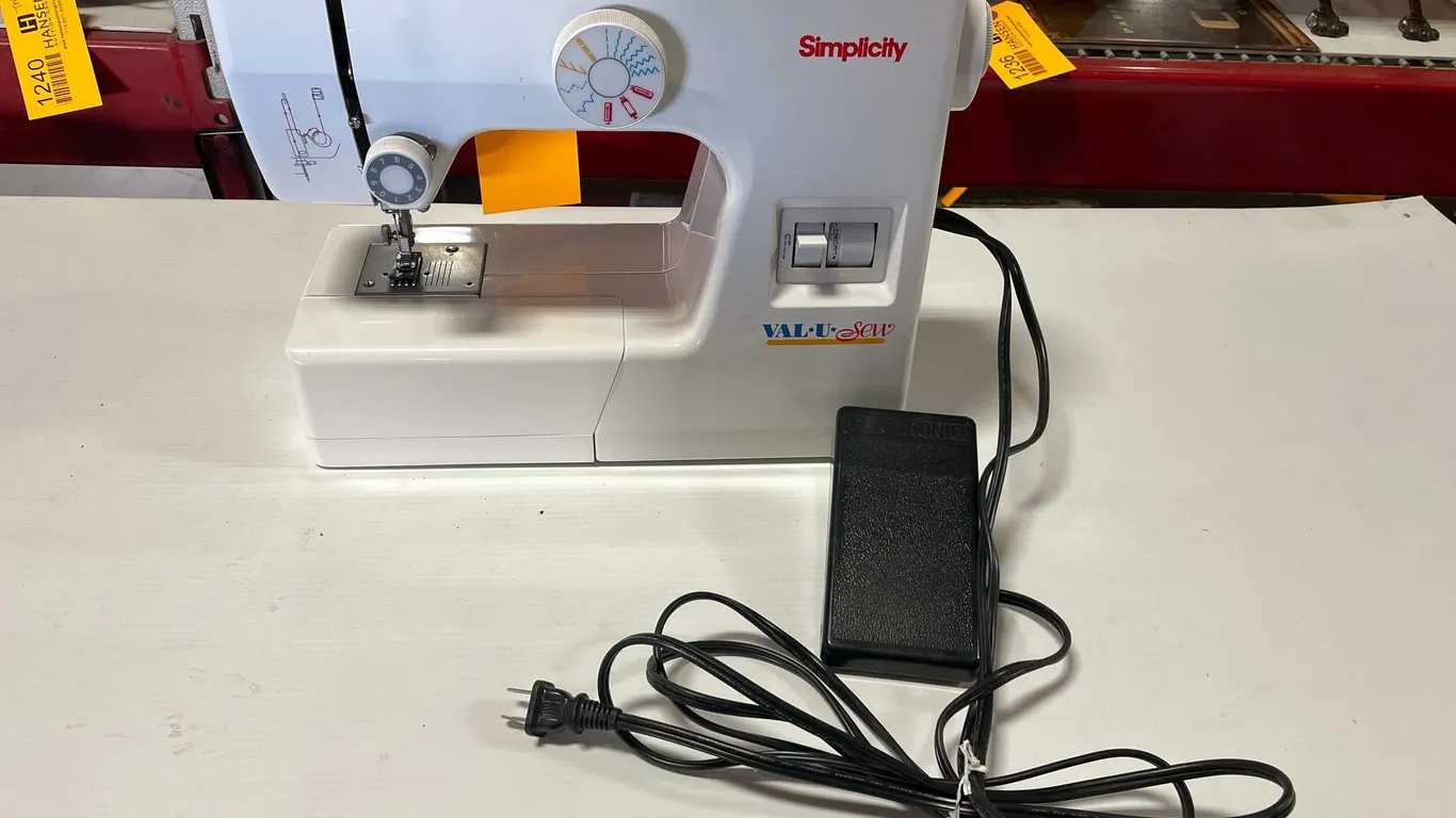 Simplicity Sewing Machine with Foot Pedal (T5)